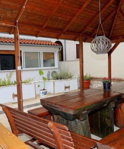 Apartments with parking spaces Pula - 24245