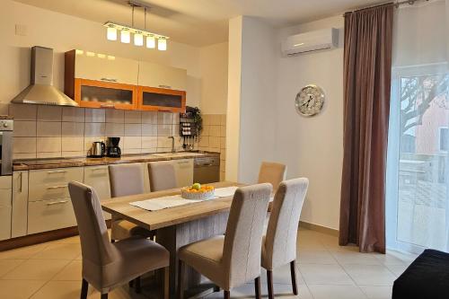 Apartments with parking space Kastel Novi, Kastela - 22702