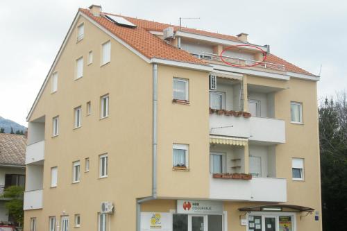 Apartments with parking spaces Kastel Stari, Kastela - 24469