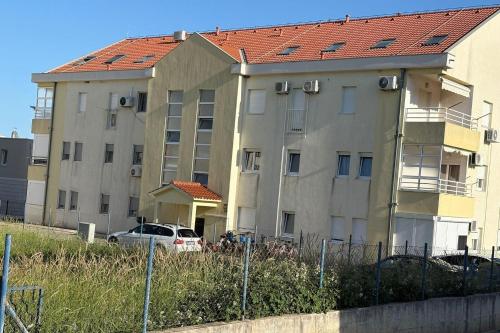 Apartments with parking spaces Kastel Stafilic, Kastela - 24501