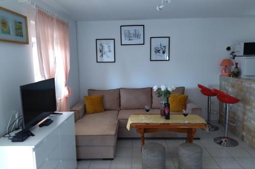 Apartments with parking space Rogoznica - 24546