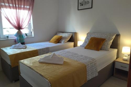 Apartments with parking space Rogoznica - 24546
