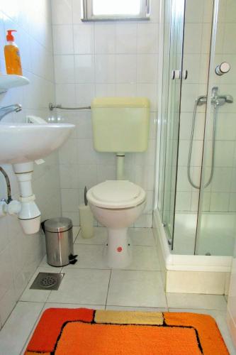Apartments with parking space Rogoznica - 24546