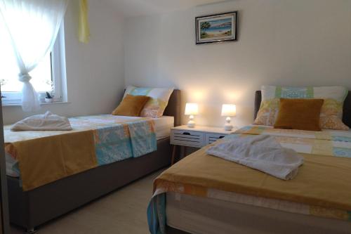 Apartments with parking space Rogoznica - 24546