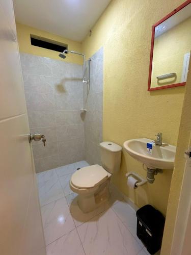 a bathroom with a toilet and a sink at Casa Agarj in Santa Marta
