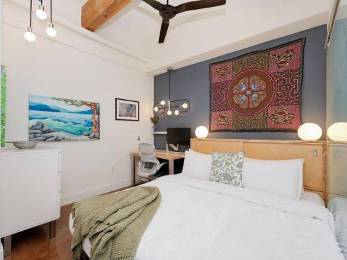 - une chambre avec un lit et un grand tapis sur le mur dans l'établissement Old Town Retreat-your artful escape in Victoria’s historic Old Town by Victoria Prime!, à Victoria