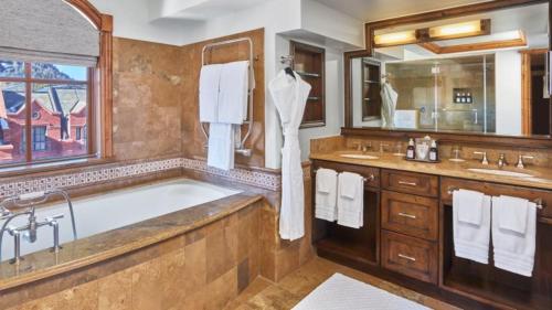 y un baño grande con bañera y 2 lavabos. en St Regis Residence Club 2 Bedroom Luxury Residence, en Aspen