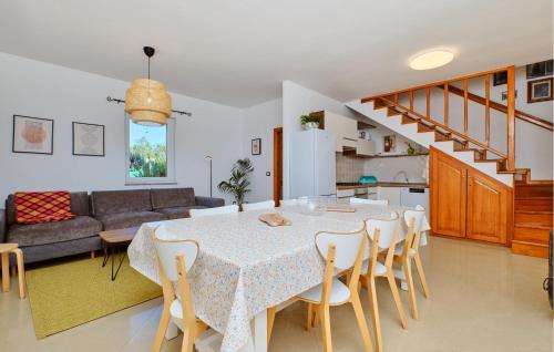 Χώρος καθιστικού στο Gorgeous Home In Punta Kriza With Wifi
