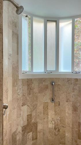a bathroom with a window and a shower at Condos Cruz del Mar in Santa Cruz Huatulco