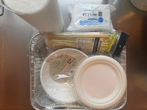 a container of food and a cup of coffee at 満天の星空に出会える宿 やんばるtgコテージ in Ujimi