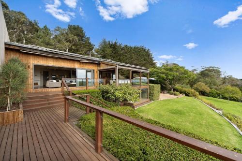 Casa con terraza de madera y patio en 'Yambanool' Red Hill Escape, en Red Hill