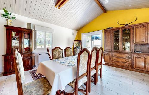 Kuchyň nebo kuchyňský kout v ubytování Les Terrasses Du Pierron