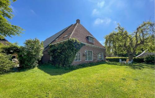 an old brick house with a ivy covered roof at Hoeve Aan De Waddenzee in Wierum