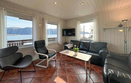 TV/trung tâm giải trí tại Amazing Home In Farsund With Wifi