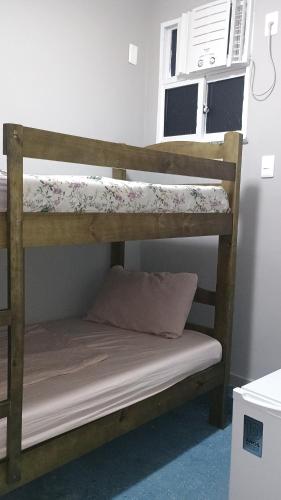 a couple of bunk beds in a room at Hospedagem Cinelândia AP 617 in Rio de Janeiro