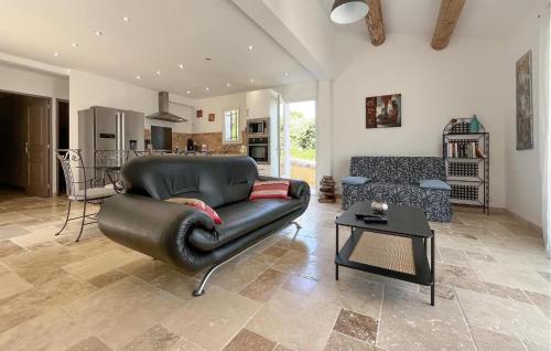 un salon avec un canapé en cuir et une table dans l'établissement Nice Home In Comps With Wifi, à Comps