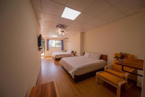 a hotel room with two beds and a window at Nantou Fruit House in Renai