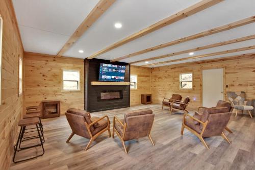 a room with chairs and a flat screen tv at Water and Electric 30 Amp Pull through in Gaines