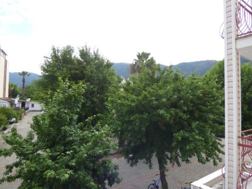 Nespecifikovaný výhled na hory nebo výhled na hory při pohledu z aparthotelu
