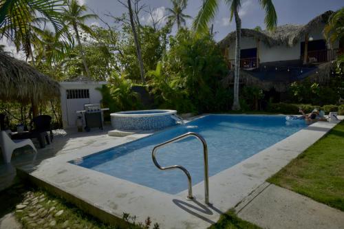 Kolam renang di atau dekat dengan VillasMana PlayaBonita LasTerrenas NearBeach