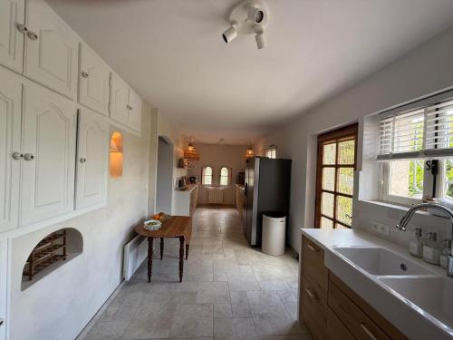 FlayoscにあるHoliday Home in Flayosc with Pool and Terraceのシンクと冷蔵庫付きのキッチン