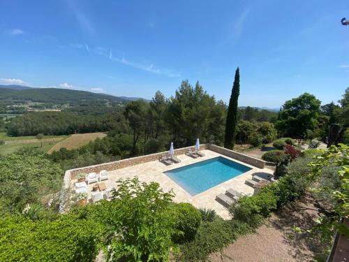 - une vue sur la piscine et ses chaises longues dans l'établissement Holiday Home in Flayosc with Pool and Terrace, à Flayosc