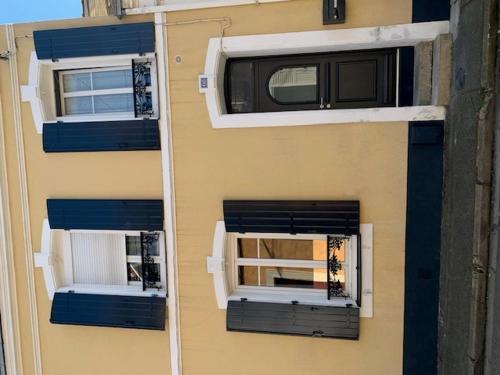 - un bâtiment avec deux fenêtres dans l'établissement Chambre chaleureuse dans une Mancelle, à La Celle-sous-Gouzon