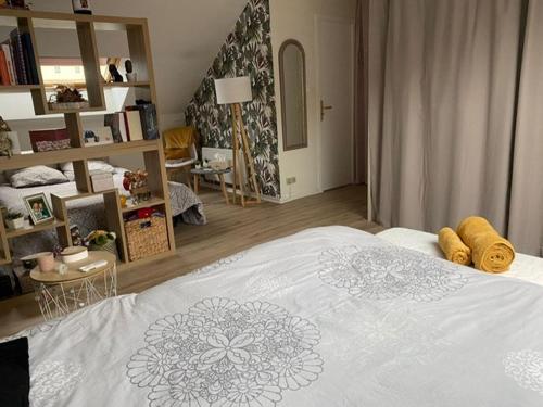 une chambre avec un grand lit dans une pièce dans l'établissement Chambre chaleureuse dans une Mancelle, à La Celle-sous-Gouzon