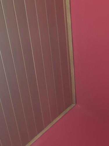 a room with a pink wall and a door at Casa de Sergio in El Venado