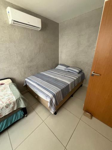 Ένα ή περισσότερα κρεβάτια σε δωμάτιο στο Apartamento em Intermares a 100 metros do mar