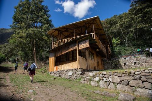 サンタ・テレサにあるViamonte EcoLodgeの建物の前を歩く人々