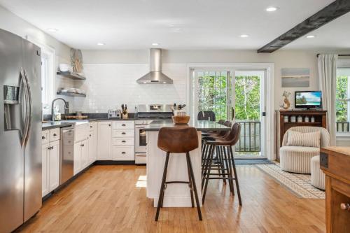 Kuchyň nebo kuchyňský kout v ubytování Long John Landing - Heart of Rye - Near Beach