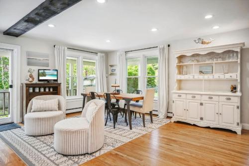 Posezení v ubytování Long John Landing - Heart of Rye - Near Beach