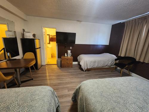 Postel nebo postele na pokoji v ubytování Centennial Motel