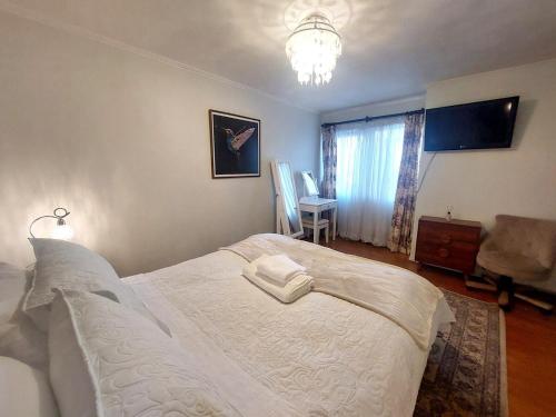 Un dormitorio con una cama con dos toallas encima. en Amplio Departamento en Centro de Concepción con estacionamiento 2D-2B, en Concepción