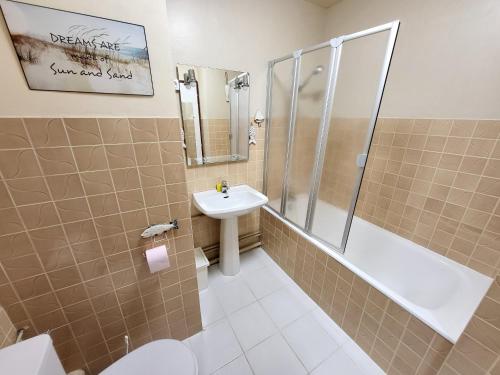 La salle de bains est pourvue d'une douche, de toilettes et d'un lavabo. dans l'établissement Studio avec balcon face mer, parking et proche centre, aux Sables-d'Olonne - FR-1-92-774, à Les Sables-dʼOlonne