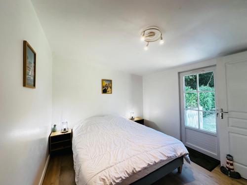 une chambre blanche avec un lit et une fenêtre dans l'établissement Maison à Fouras pour 2-3 pers avec grand jardin - FR-1-709-99, à Fouras