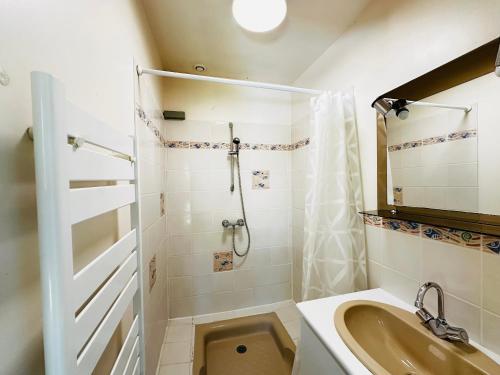 La petite salle de bains est pourvue d'une douche et d'un lavabo. dans l'établissement Maison à Fouras pour 2-3 pers avec grand jardin - FR-1-709-99, à Fouras