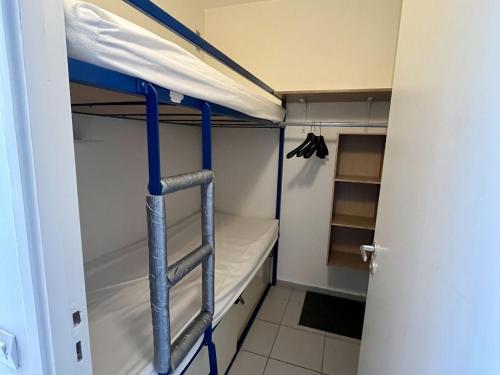 - un lit superposé avec une échelle dans une chambre dans l'établissement Studio rénové proche pistes et commerces avec balcon pour 4 personnes - FR-1-425-234, à Arâches-la-Frasse