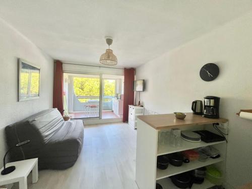un salon avec un canapé et une table dans l'établissement Studio au Grau-du-Roi avec terrasse, proche plage - FR-1-716-89, au Grau-du-Roi