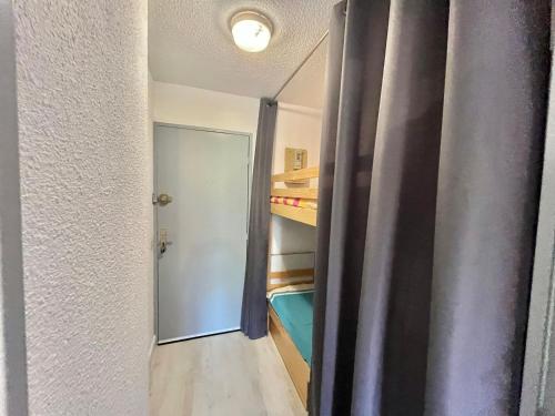 - un couloir avec une porte menant à une chambre dans l'établissement Studio au Grau-du-Roi avec terrasse, proche plage - FR-1-716-89, au Grau-du-Roi