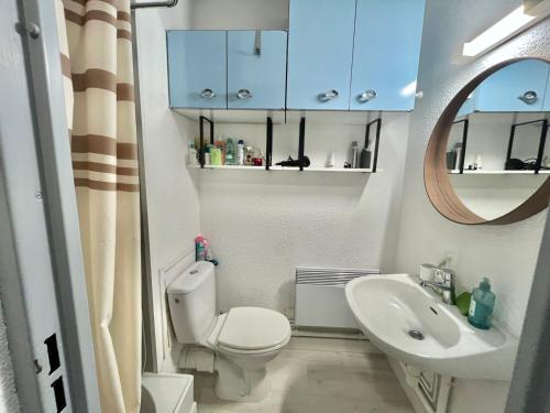 une petite salle de bain avec toilettes et lavabo dans l'établissement Studio au Grau-du-Roi avec terrasse, proche plage - FR-1-716-89, au Grau-du-Roi