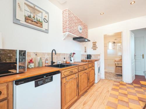 Foto dalla galleria di Gîte en Brenne avec Jardin Clos et Parking - FR-1-591-737 ad Azay-le-Ferron