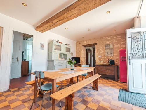 une cuisine et une salle à manger avec une table et des chaises en bois dans l'établissement Gîte en Brenne avec Jardin Clos et Parking - FR-1-591-737, à Azay-le-Ferron