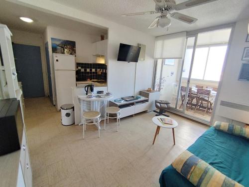 un salon avec un canapé et une table dans l'établissement Appartement T3 proche plage et commerces - 6 personnes - Narbonne-Plage - FR-1-795-66, à Narbonne