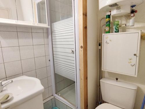 une petite salle de bain avec toilettes et lavabo dans l'établissement Appartement T3 proche plage et commerces - 6 personnes - Narbonne-Plage - FR-1-795-66, à Narbonne