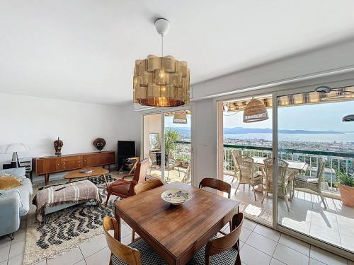 - un salon avec une table et une vue sur l'océan dans l'établissement Appartement T4 avec vue mer à La Ciotat, wifi et parking inclus - FR-1-770-52, à La Ciotat