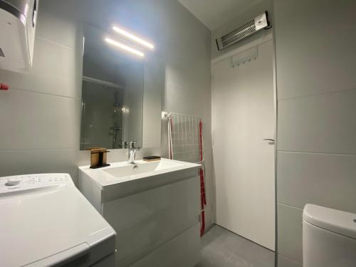 une salle de bain blanche avec un lavabo et une douche dans l'établissement Studio 2 Pers à Balaruc-les-Bains, Animaux Ok, Climatisé - FR-1-503-186, à Balaruc-les-Bains