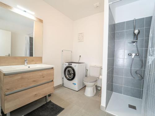 une salle de bain avec un lavabo et une machine à laver dans l'établissement Mimizan Plage - T2 équipé à 400m océan, parking, 4 pers. - FR-1-50-178, à Mimizan