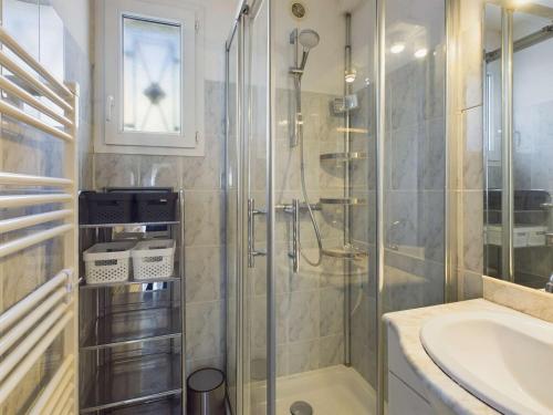 une salle de bain avec une douche en verre et un lavabo dans l'établissement Maison mitoyenne 5 pers, chambres climatisées, parking, animaux, wifi inclus - FR-1-326-859, à Marseillan